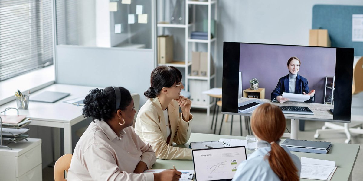 HR team comparing SCORM, online enrollment, webinar, and on-site compliance training delivery